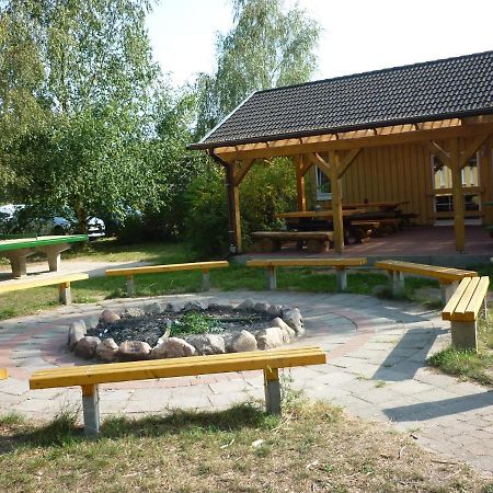 Gruppenbungalow-Waldhaus-Am Ferienpark มิโรว์ ภายนอก รูปภาพ